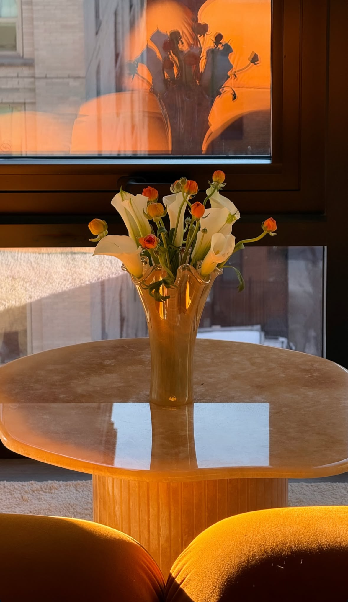 Detail view of honey onyx Joan table - premium Italian marble surface with natural amber stone patterns