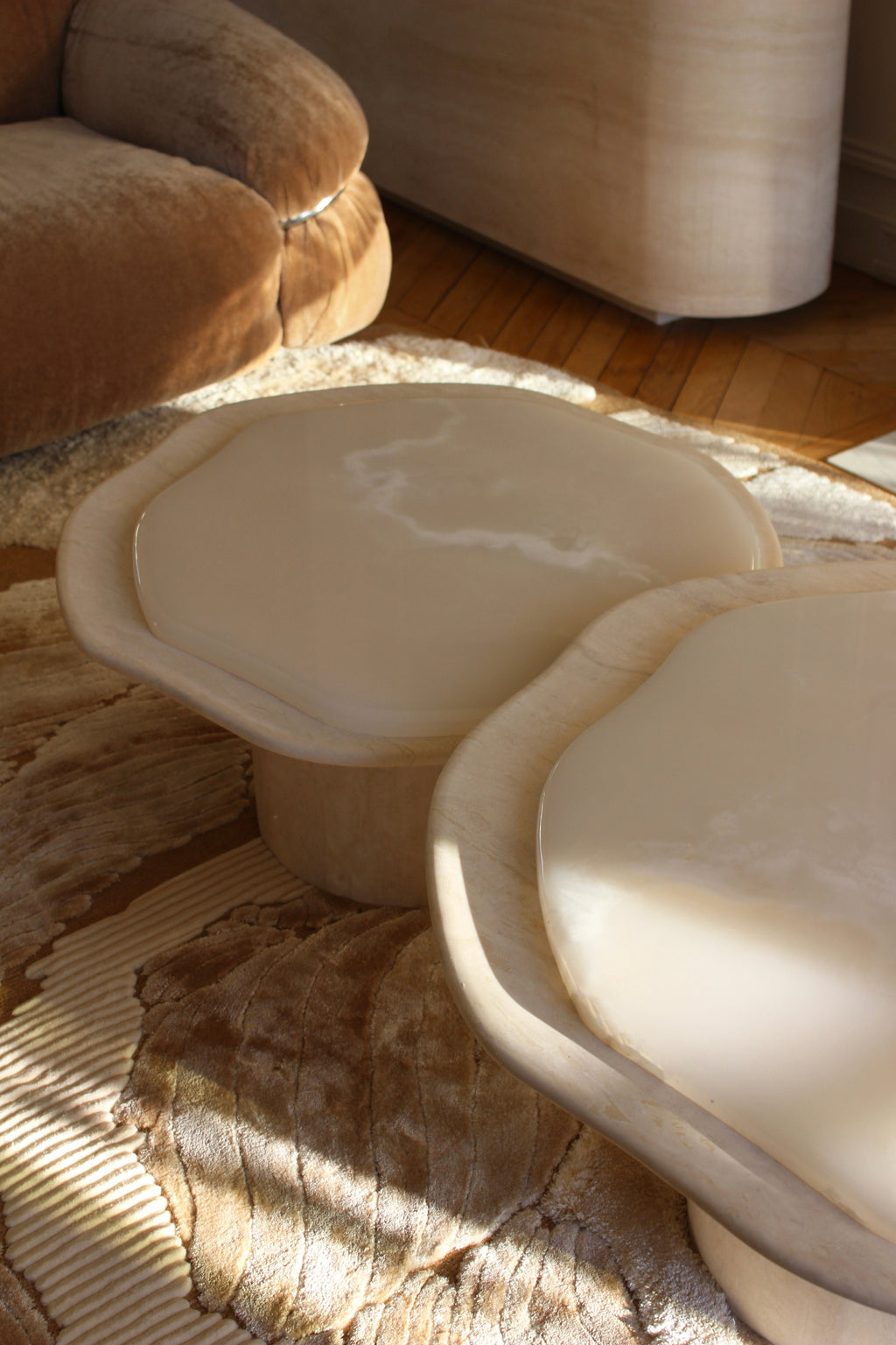 Close-up view of Nuga Duo onyx coffee table surface, Italian luxury marble furniture craftsmanship