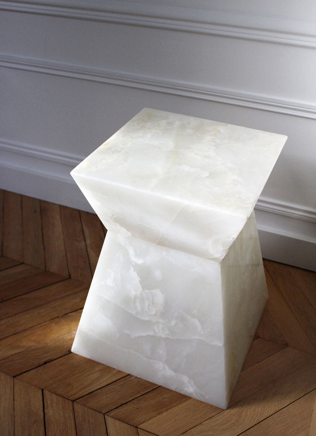 MARBERA Aria white onyx marble top view, Italian contemporary luxury furniture design detail