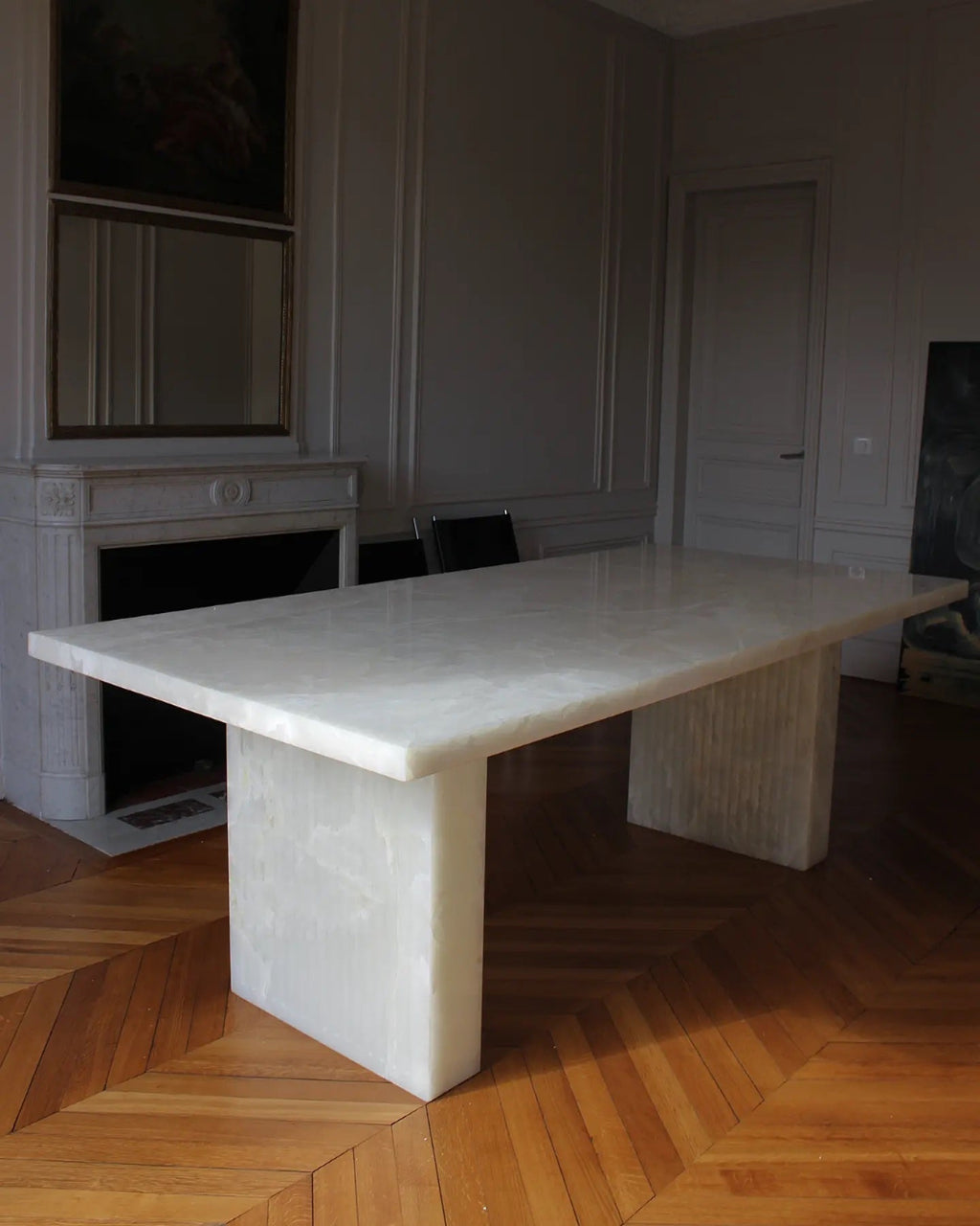 Luxury Aura dining table in White Onyx marble - handcrafted Italian design with natural patterns