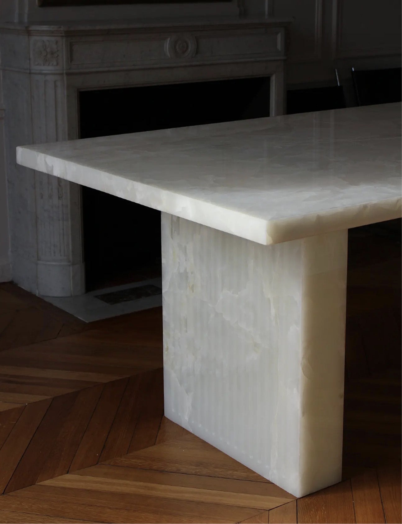 Aura White Onyx marble dining table detail - contemporary Italian furniture with pristine marble surface
