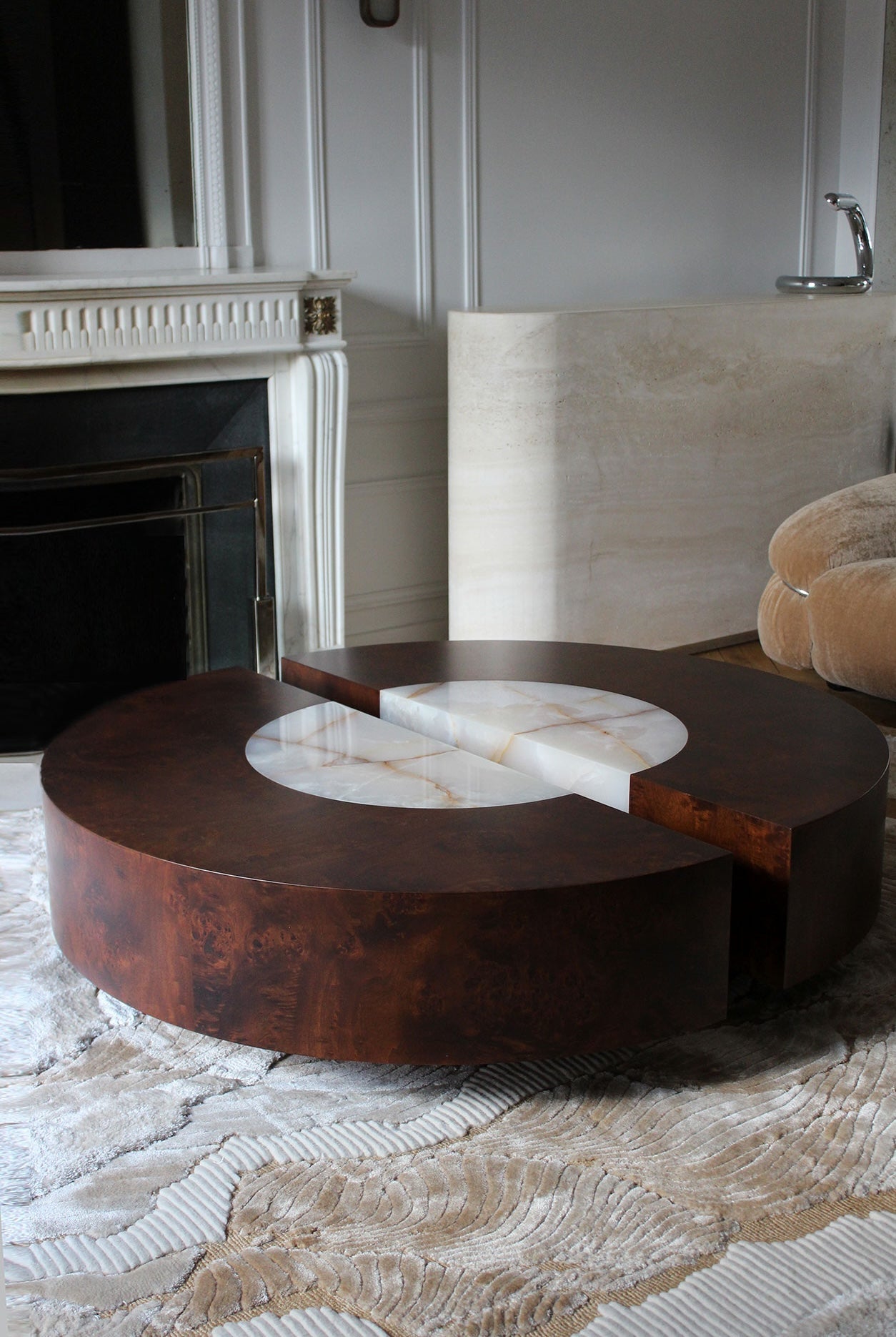 Baci round table in burl wood and onyx - Italian craftsmanship with natural wood grain patterns