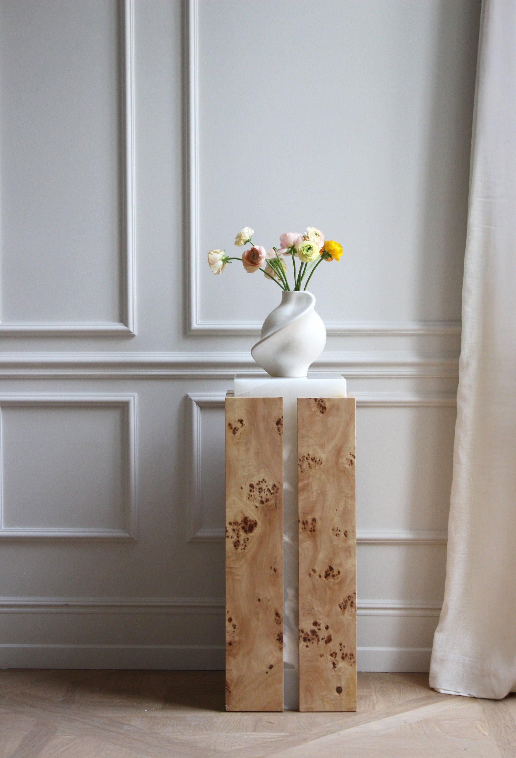 Artistic view of Como plinth with rich burl wood and white onyx marble - MARBERA luxury craftsmanship