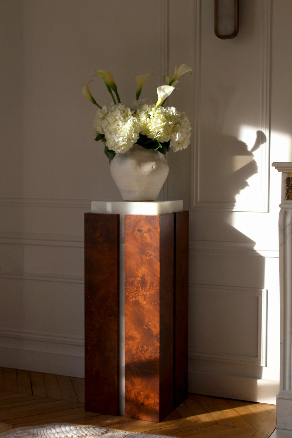 Profile view of Como plinth highlighting clean lines of white onyx and brown wood - MARBERA design
