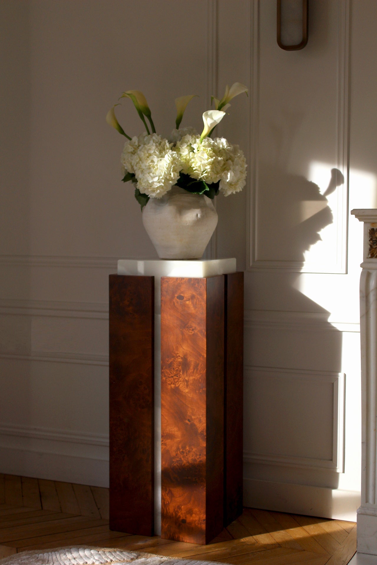 Profile view of Como plinth highlighting clean lines of white onyx and brown wood - MARBERA design