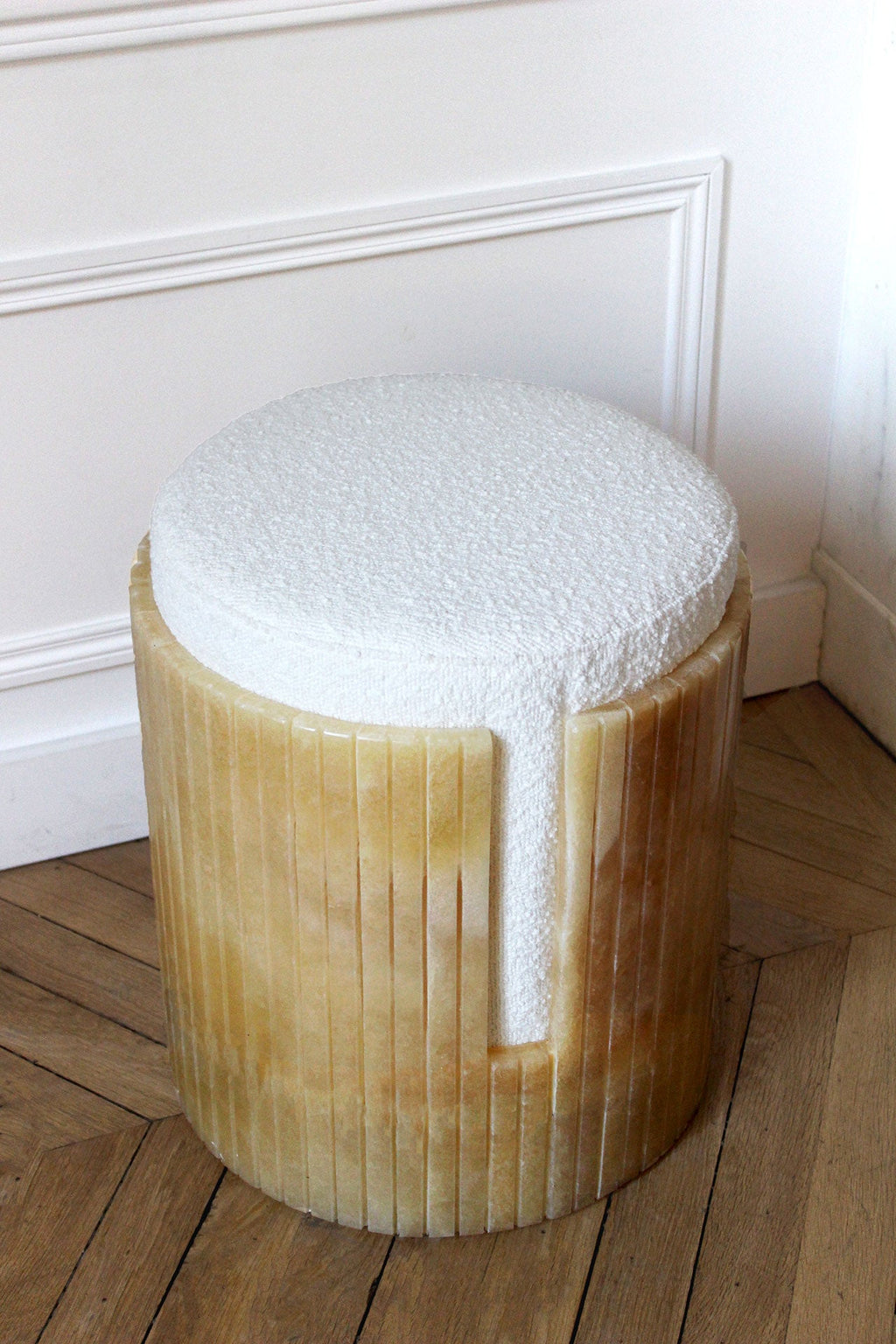 Honey onyx Dolce stool detail view - handcrafted Italian marble with warm golden natural veining