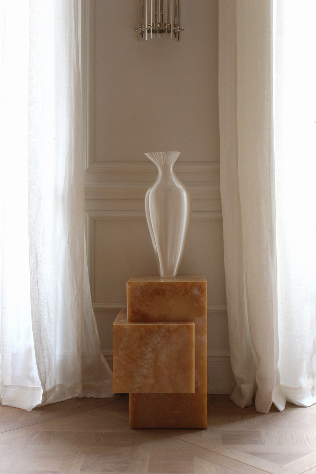 Honey onyx table detail view showcasing natural marble veining, luxury Italian furniture craftsmanship