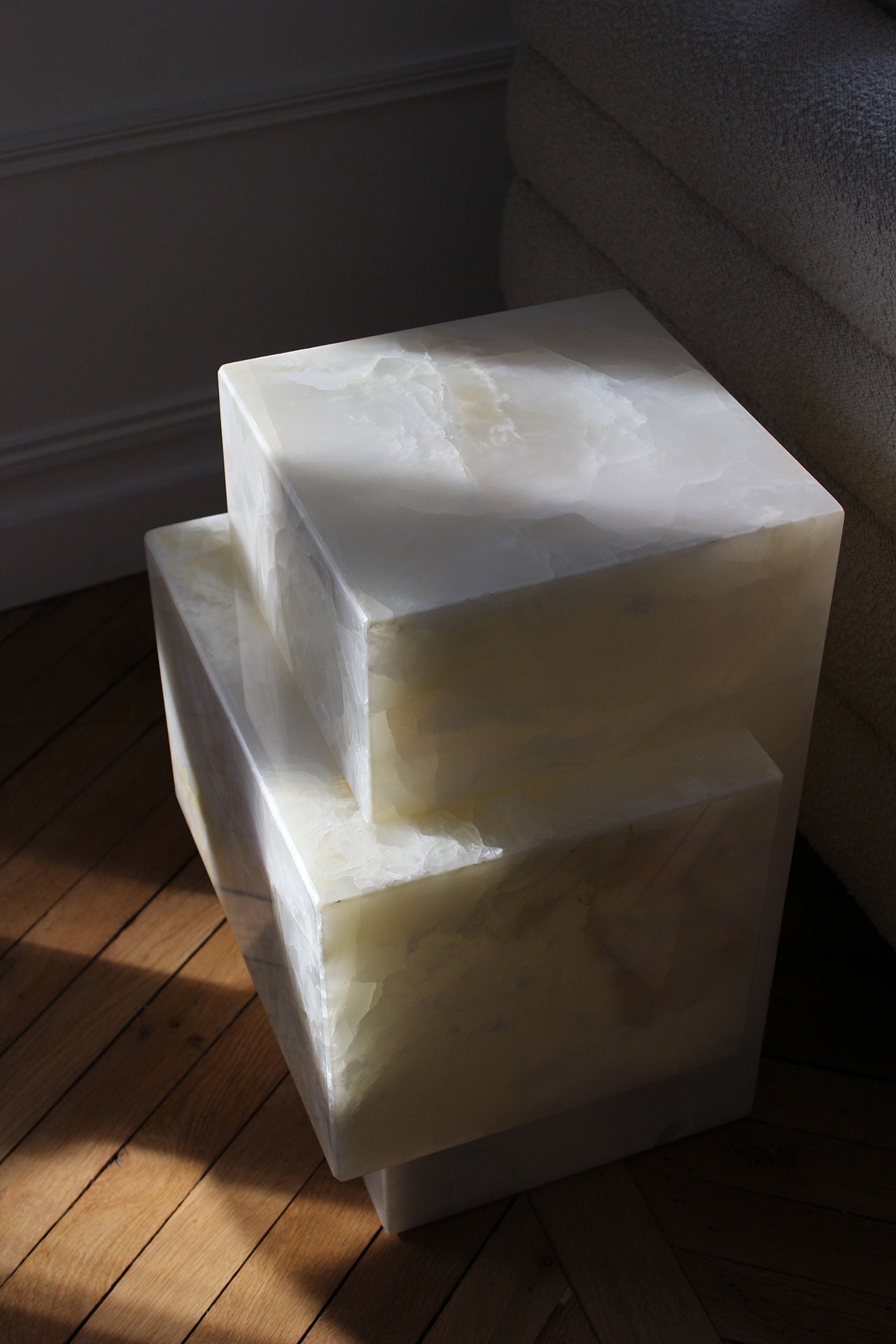 White onyx table close-up detail showing marble texture, Italian luxury furniture craftsmanship