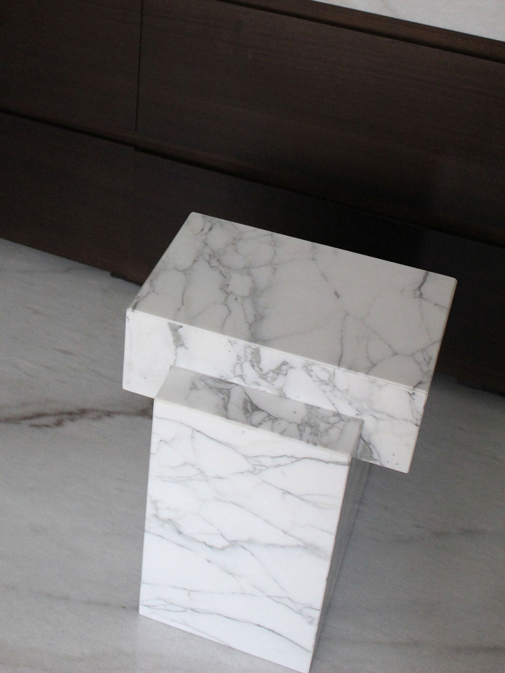 Venato marble table in luxury bathroom setting demonstrating versatile placement and premium design
