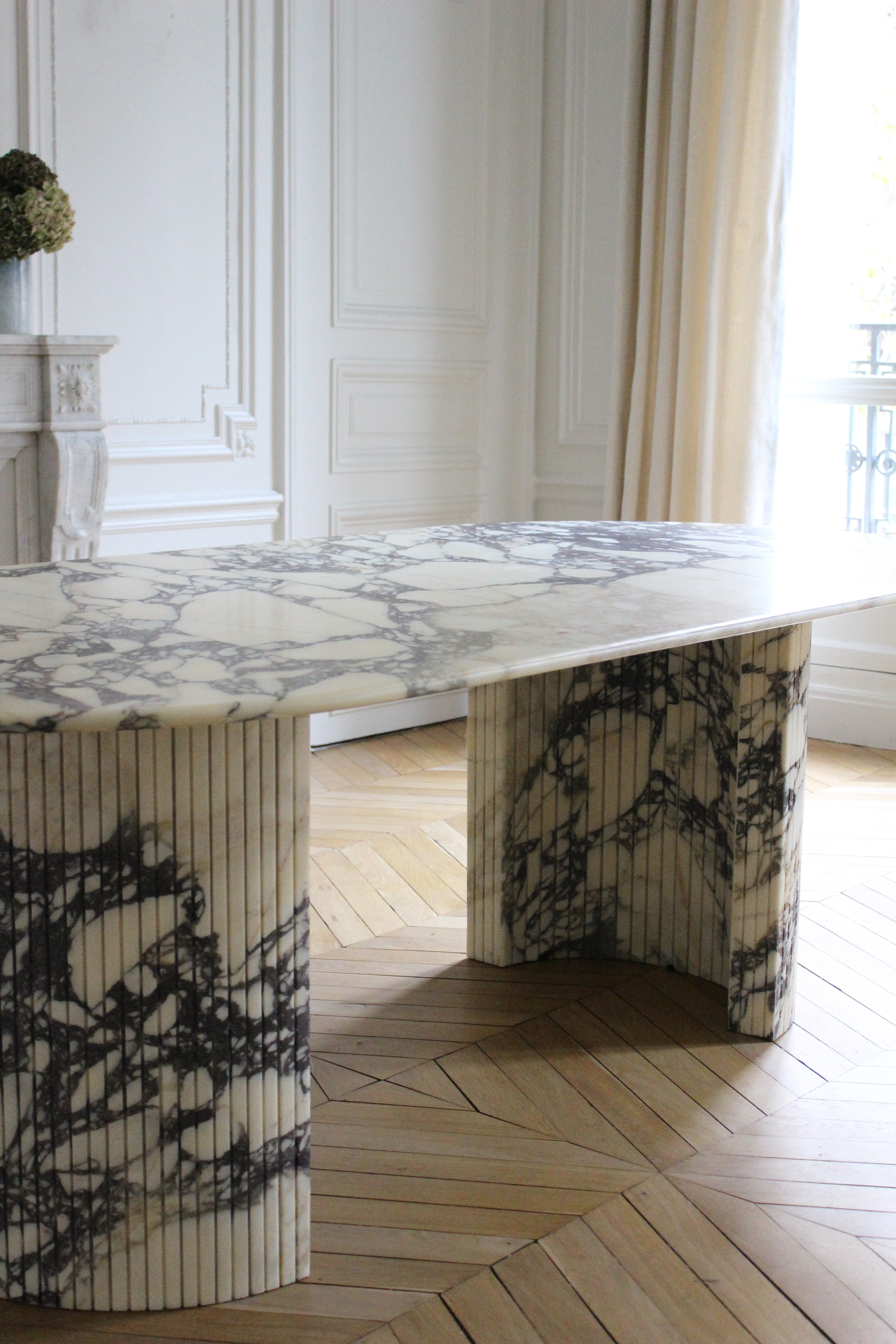 Luna Calacatta Viola marble dining table close-up view highlighting Italian marble grain patterns