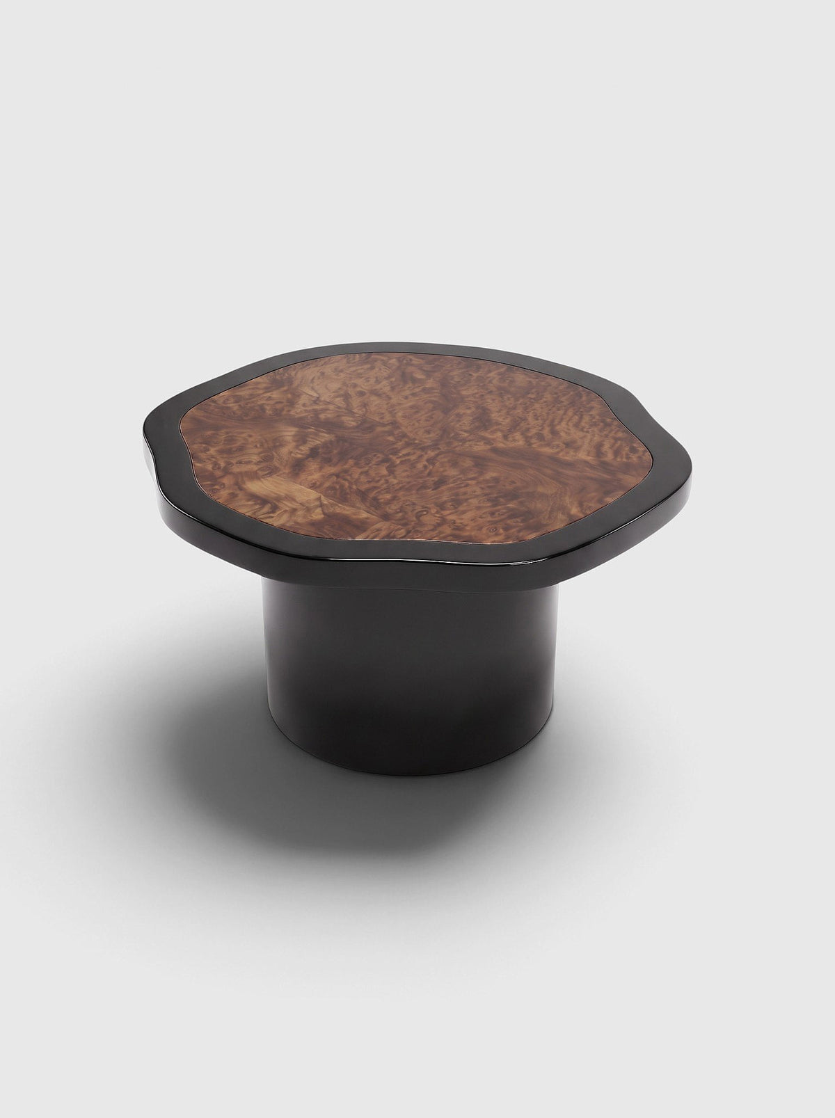 MARBERA Joan Solo black lacquered and dark burl wood coffee table, detail of the top