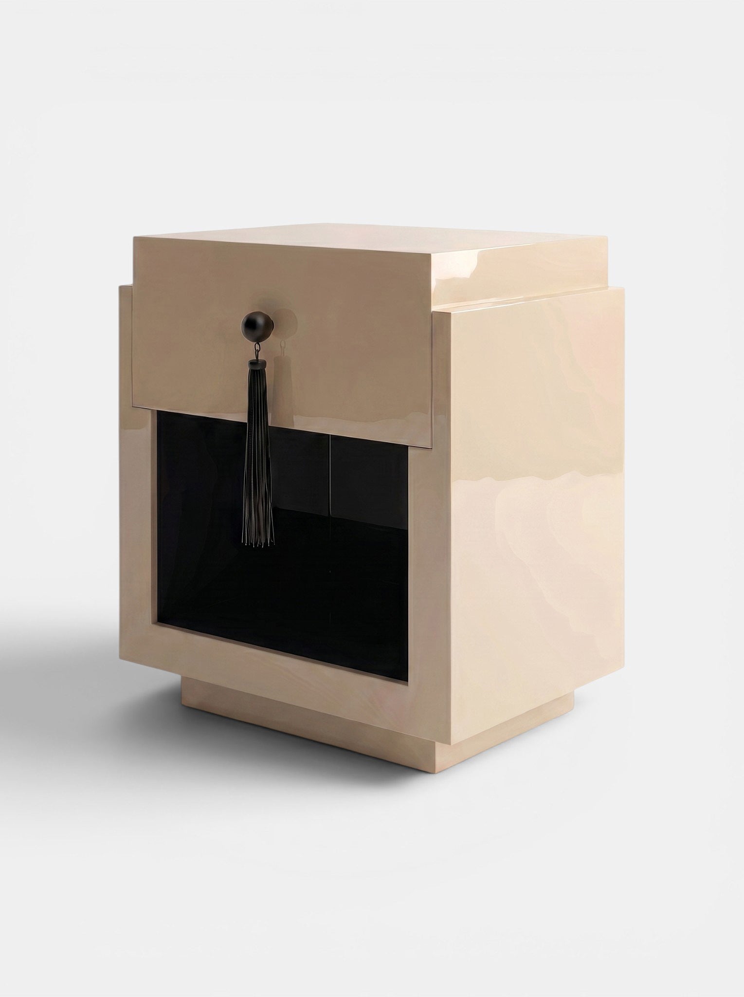 Leo Off-White And Black Wood