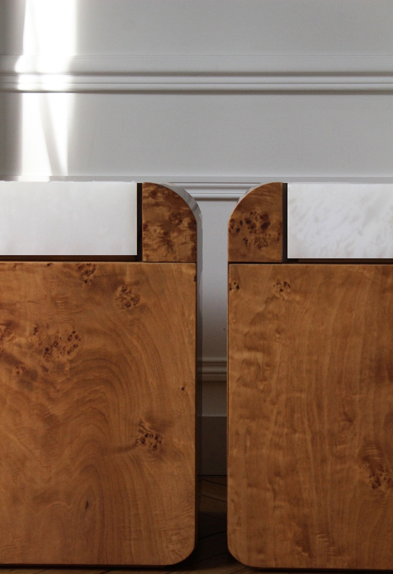 Pair of Amo burl wood storage tables with white onyx marble - Italian luxury furniture collection