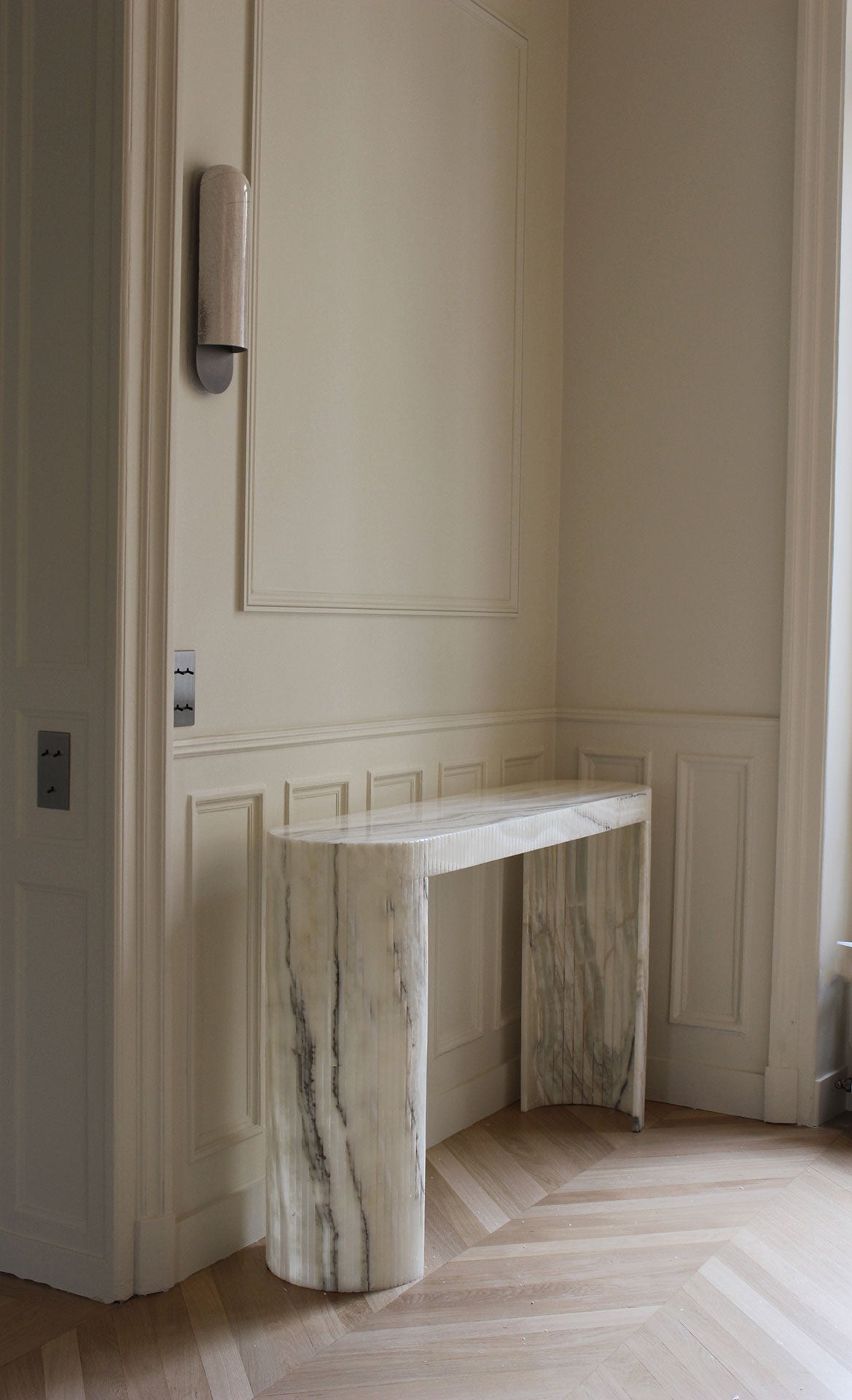 Luna Montaigne Onyx console detail view highlighting natural cream onyx stone patterns and texture
