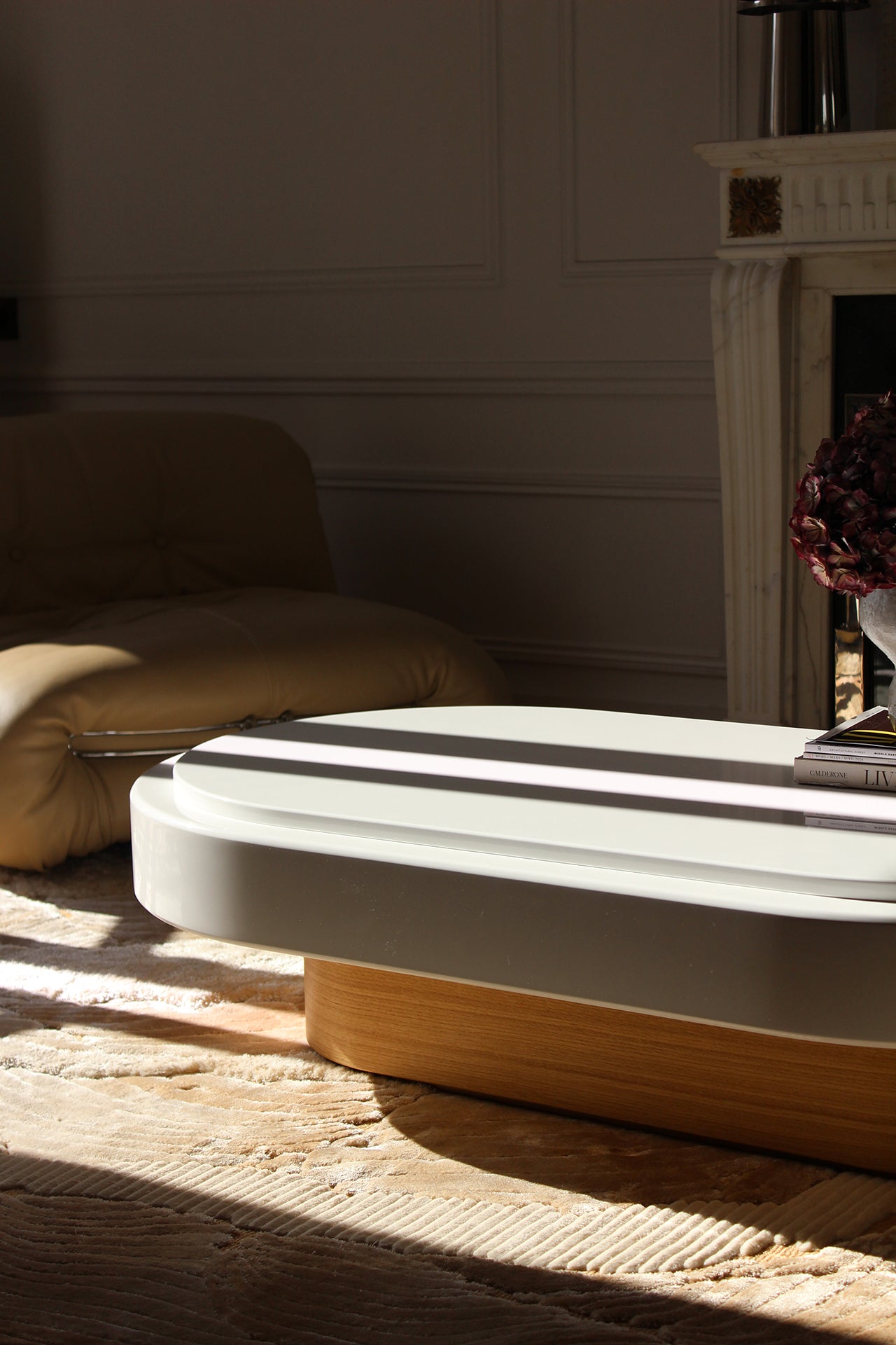 Oak and white Mirage table detail view highlighting natural wood grain and lacquer finish