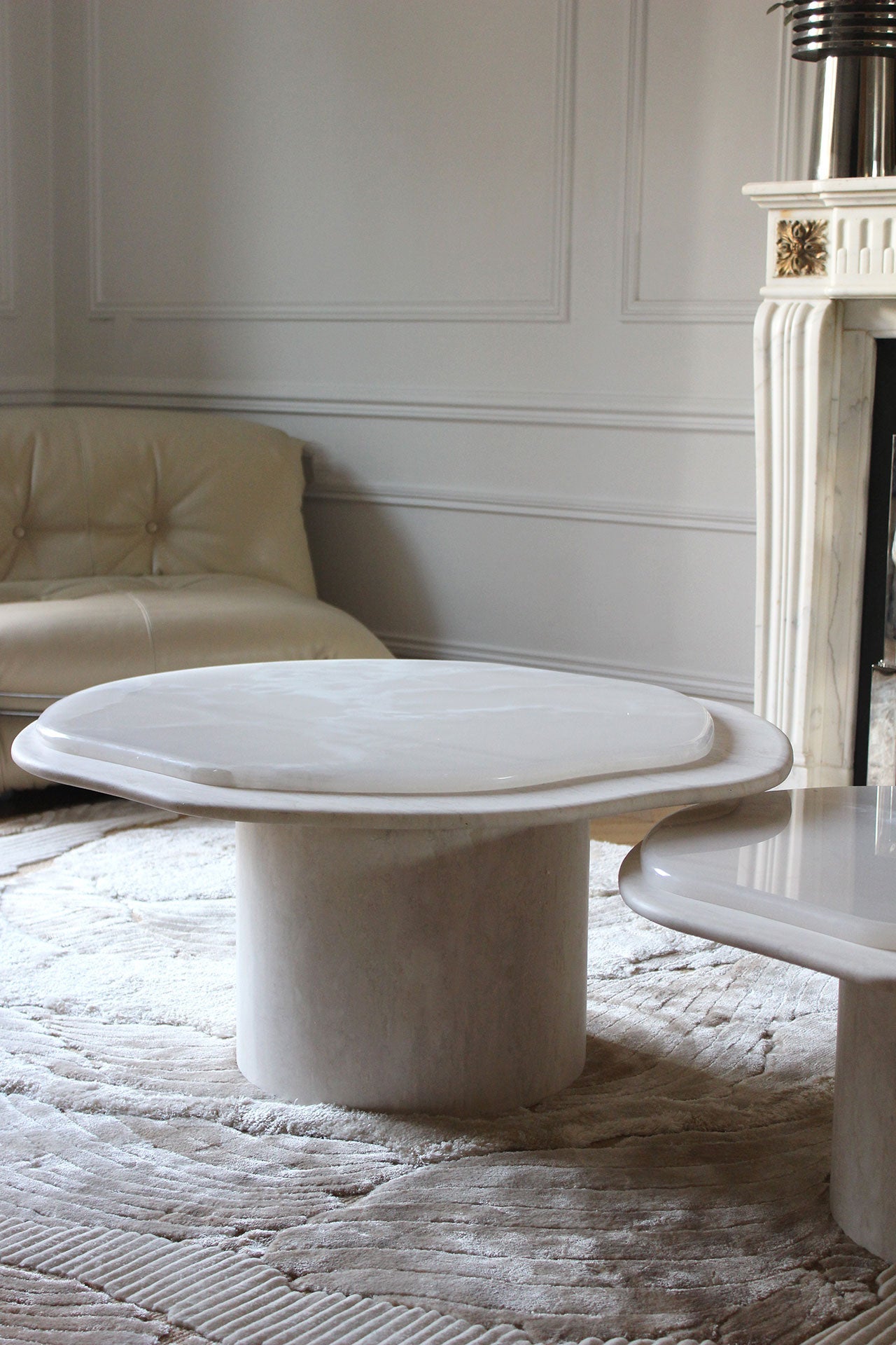 Profile view of Nuga Solo white onyx coffee table, Italian luxury marble furniture with modern design