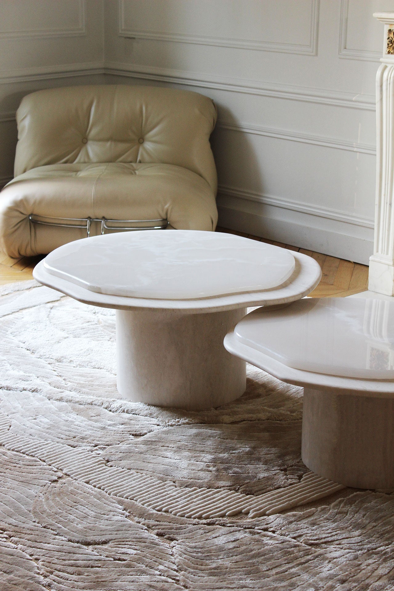 Angled view of Nuga Solo coffee table in onyx and travertine, Italian marble furniture craftsmanship