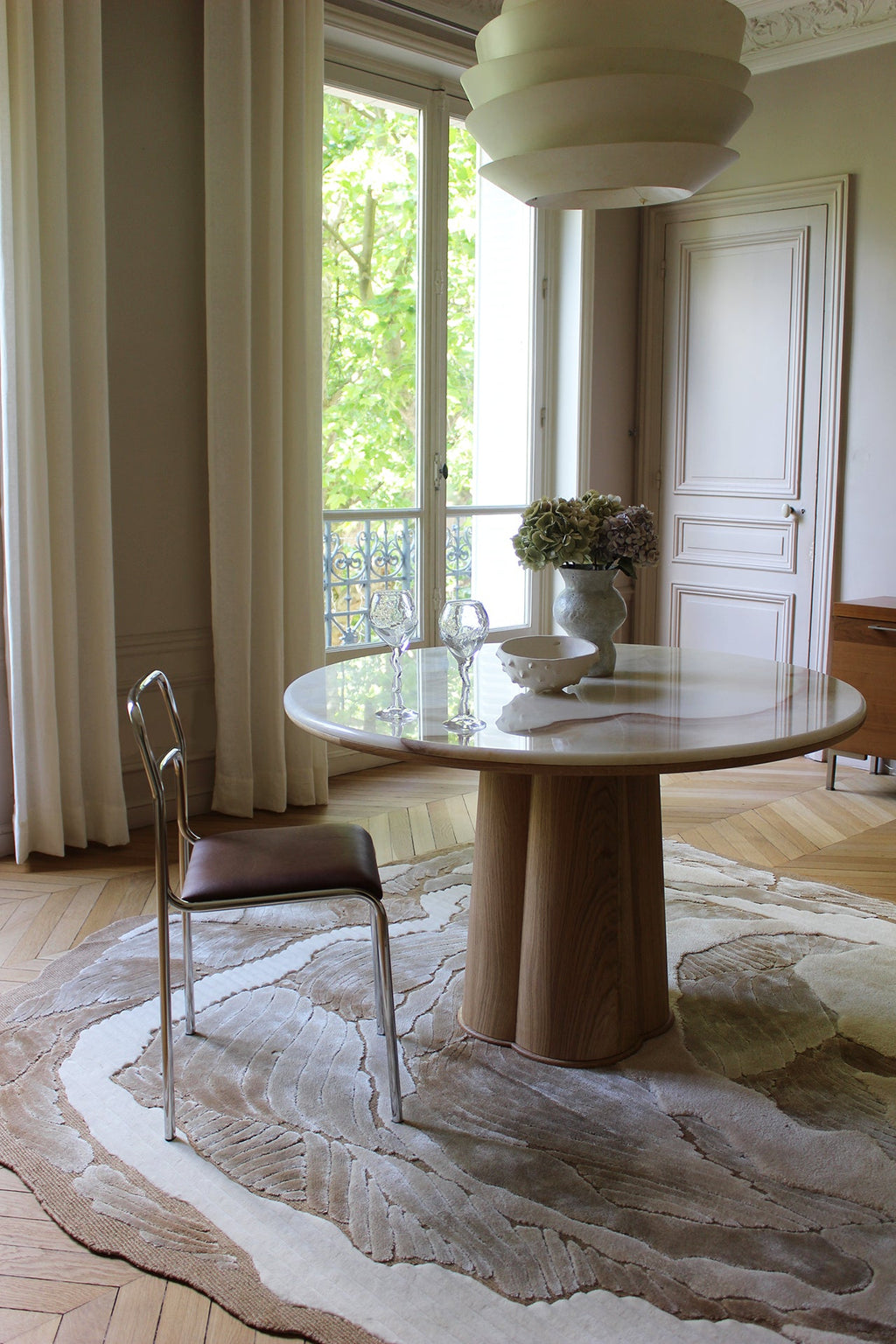 Detailed perspective of Poli table showcasing oak wood grain with vanilla onyx marble veining