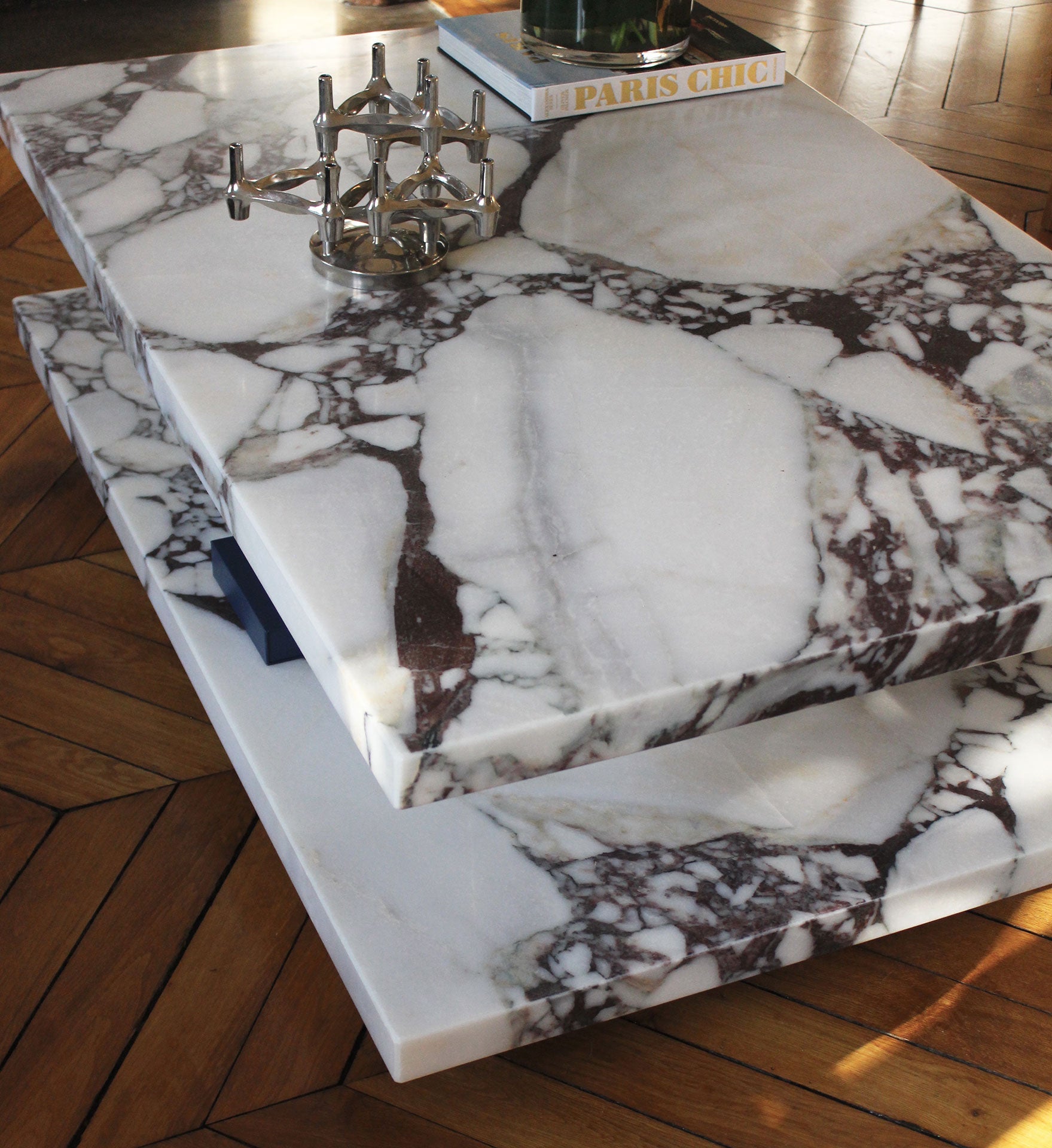 Detail view of Lisa coffee table highlighting Calacatta Viola marble texture - premium Italian craft
