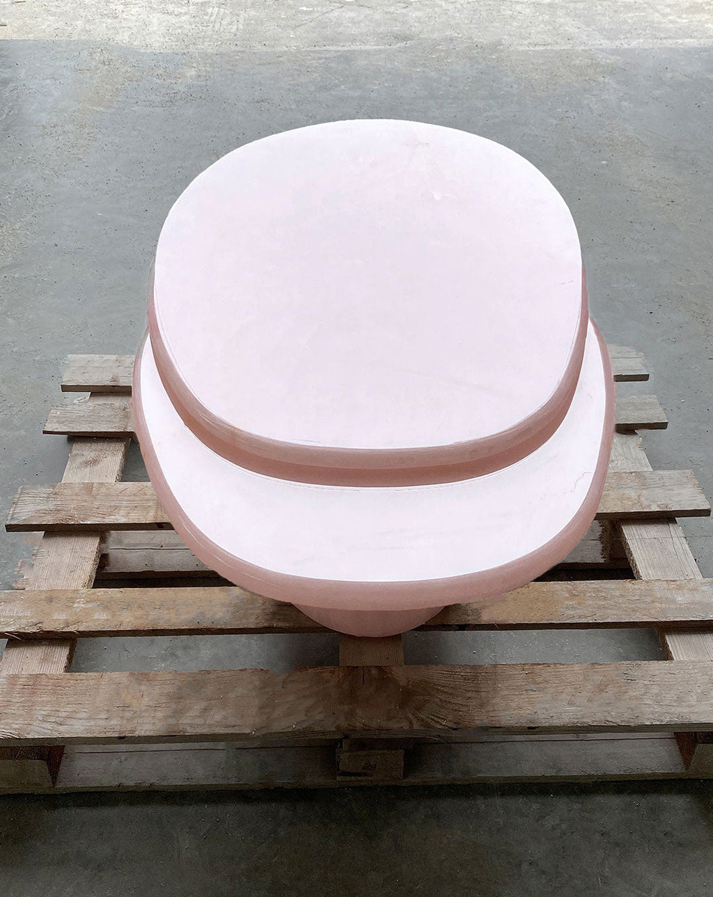 Elegant pink onyx Nuga table - luxury Italian marble coffee table detail perspective view