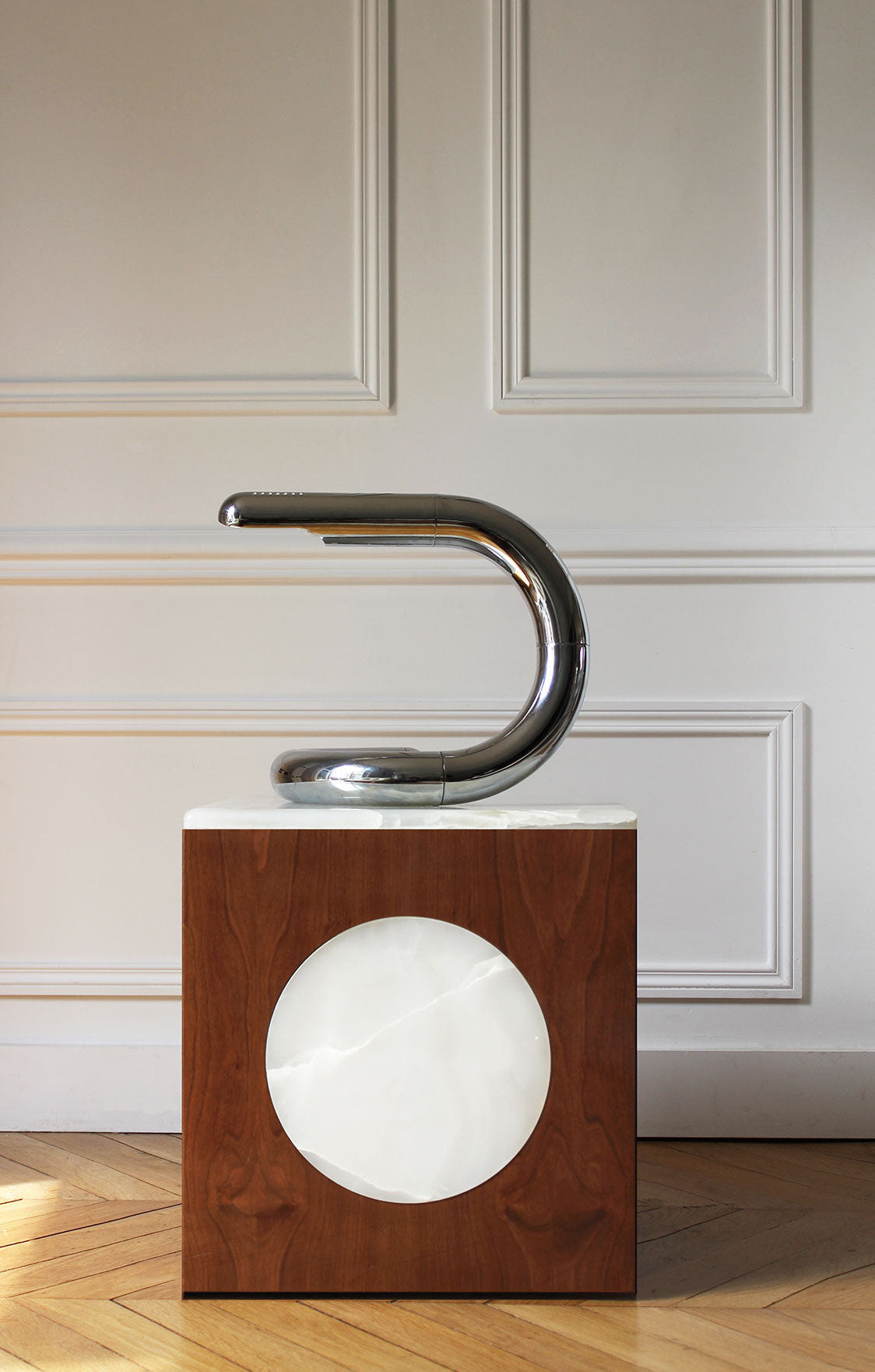 Full view of Rino dining table featuring walnut wood base with onyx marble surface integration